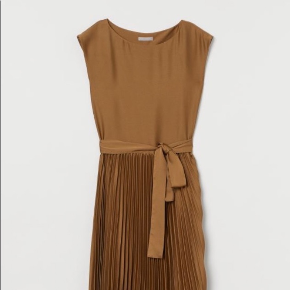 ❌SOLD❌ Stylish-Goddess Bronze Pleat Dress - Picture 4 of 15